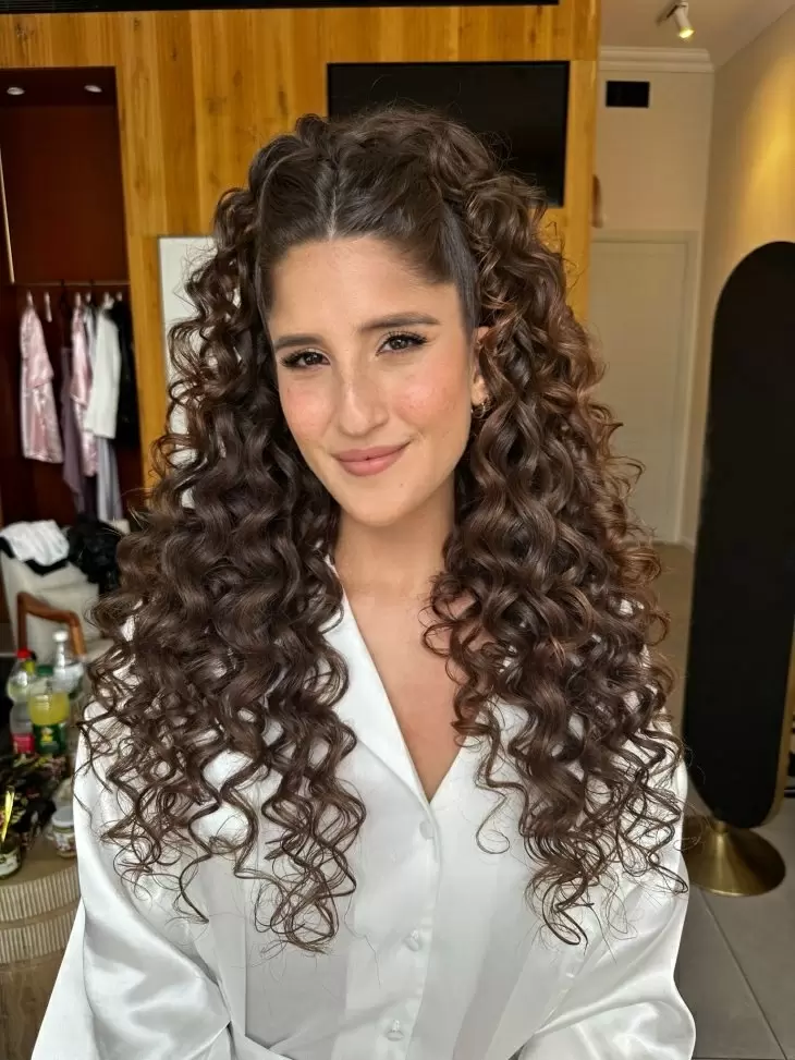 ירדן לאחר איפור ועיצוב שיער, עם תלתלים ארוכים ואיפור כלה עדין